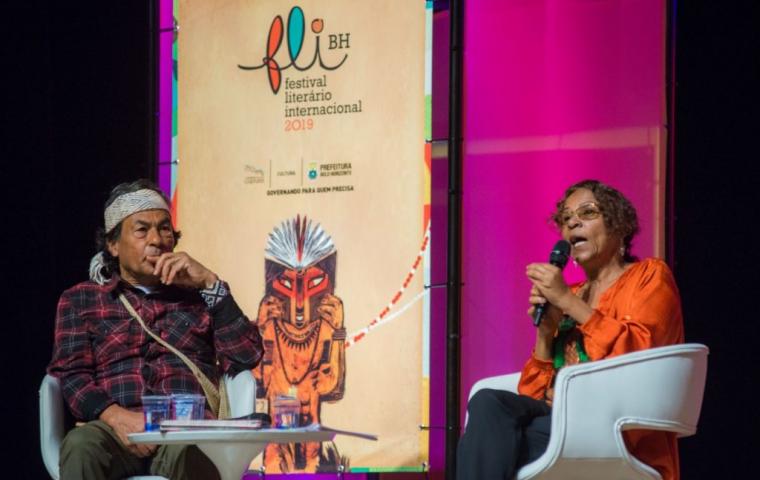 Mesa “Saudação os povos” reuniu o ativista indígena dos direitos humanos Ailton Krenak e a poeta, ensaísta e dramaturga Leda Maria Martins, “Menções honrosas” nesta edição do FLI-BH – Foto: Maíra Cabral