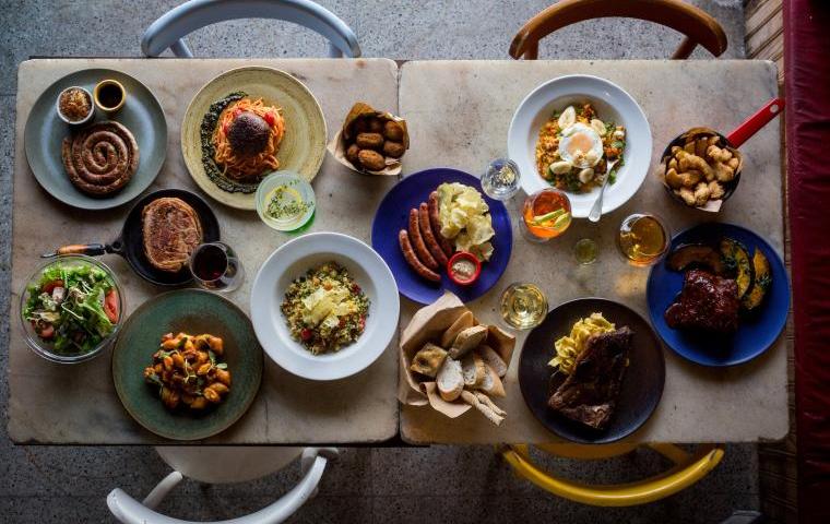 Mesa com vários pratos culinários