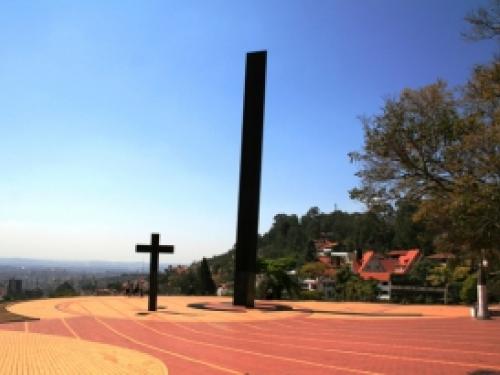 Cercada pela Serra do Curral,  a praça é um belo lugar para passear e apreciar a vista panorâmica da cidade.
