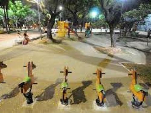 brinquedos na Praça da Assembléia