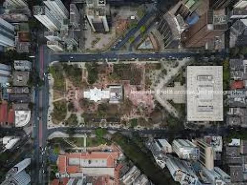 Com projeto paisagístico de Burle Marx, é considerada a segunda maior praça da cidade