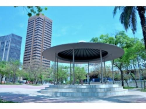 Com projeto paisagístico de Burle Marx, é considerada a segunda maior praça da cidade