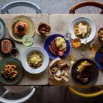 Mesa com vários pratos culinários