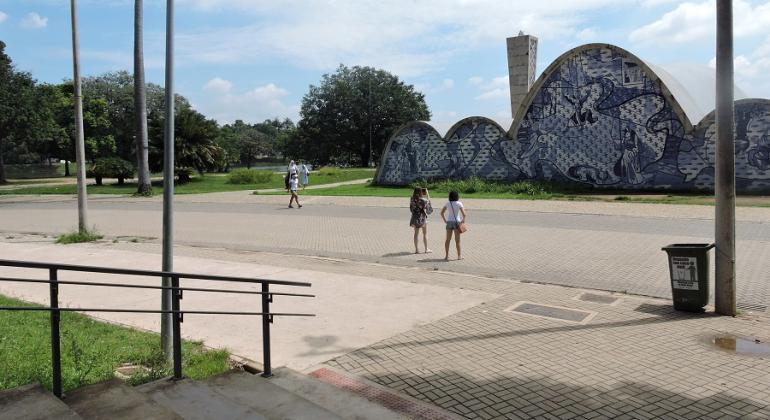 excelente opção para caminhar, pedalar ou simplesmente descansar contemplando a Lagoa da Pampulha. A praça tem sido utilizada também como local de eventos culturais.