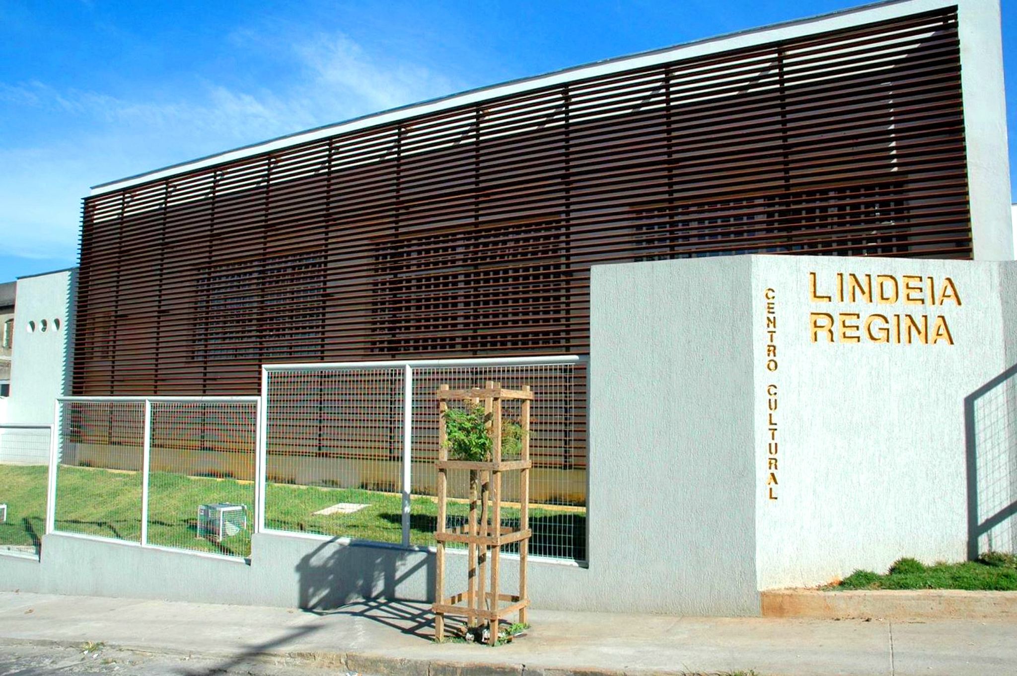 Fachada do Centro Cultural Lindeia Regina