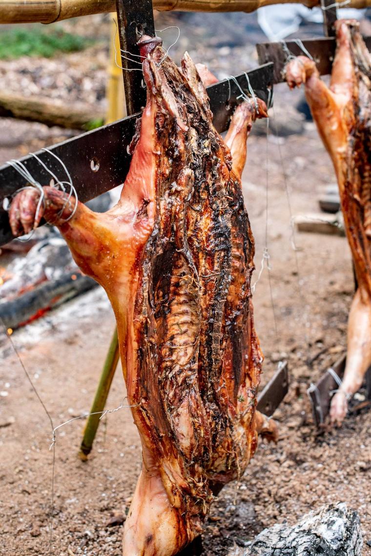 Porco assado no fogo de chão