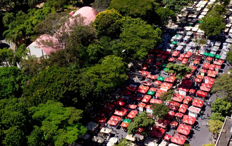 Vista Aérea da Feira de Arte e Artesanato da Avenida Afonso Pena