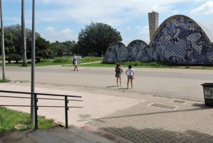 excelente opção para caminhar, pedalar ou simplesmente descansar contemplando a Lagoa da Pampulha. A praça tem sido utilizada também como local de eventos culturais.